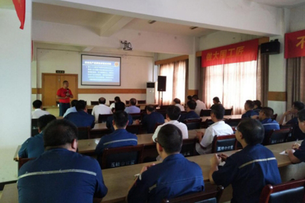 PG电子集团对员工进行安全培训。